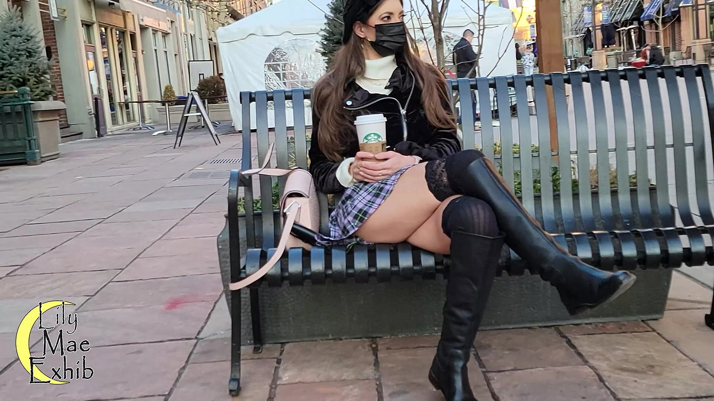 Amateur outdoor peeing in public park_2636c398