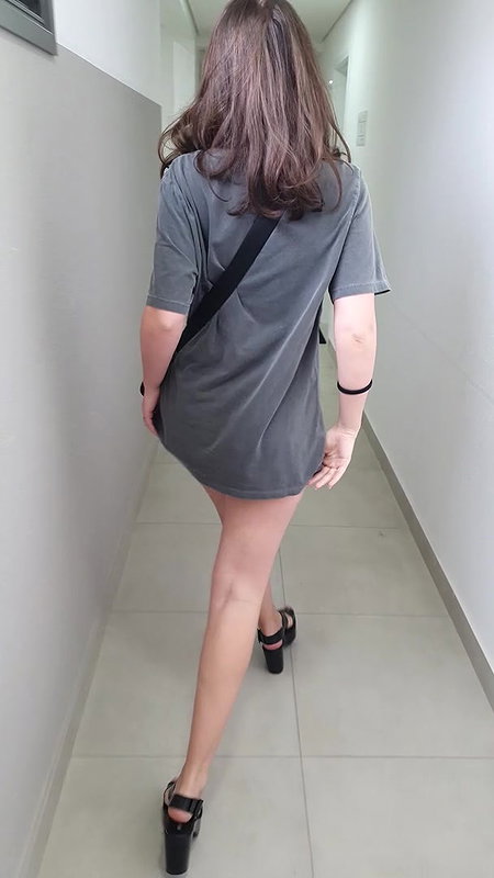 Blonde works out in public gym showing ass_0d8e9918