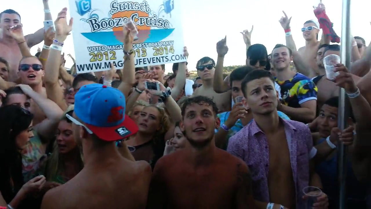 Chubby latina shows us her love for exhibitionism and public adventures_49a7dac3