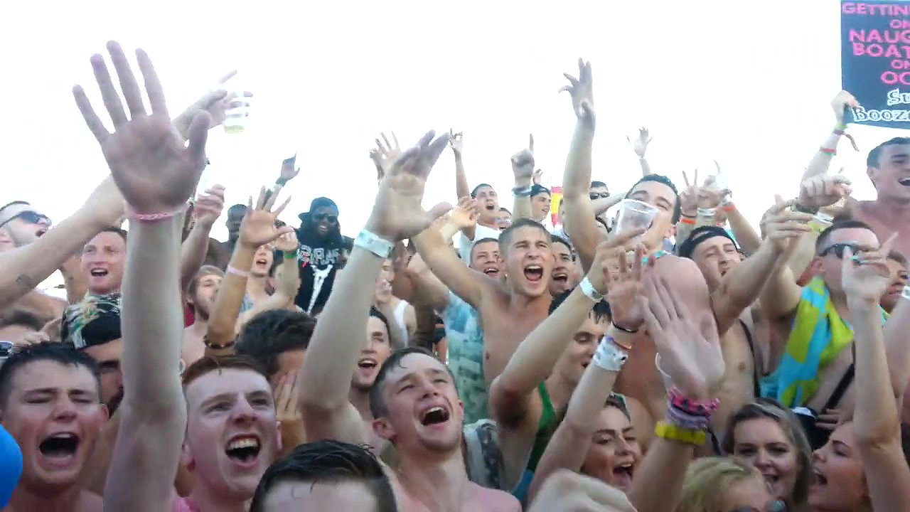 Chubby latina shows us her love for exhibitionism and public adventures_49a7dac3