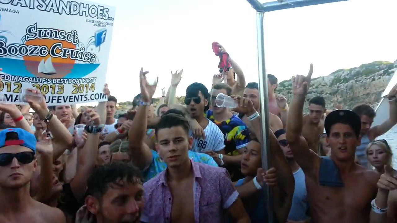 Chubby latina shows us her love for exhibitionism and public adventures_49a7dac3