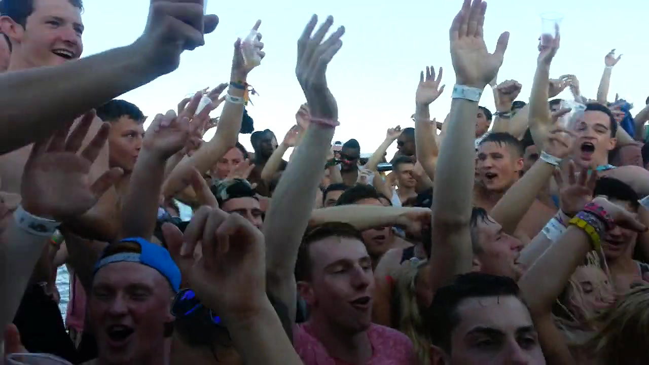 Chubby latina shows us her love for exhibitionism and public adventures_49a7dac3