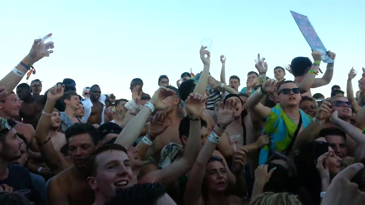 Chubby latina shows us her love for exhibitionism and public adventures_49a7dac3