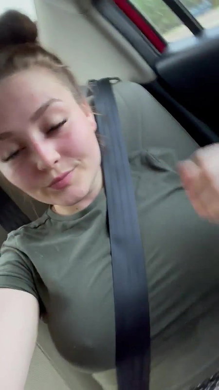 DANNA HOT EN UN LUGAR PUBLICO CHUPANDO DOS VERGAS_5e02b8b5