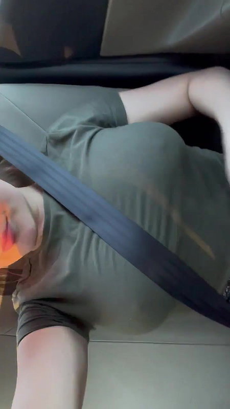 DANNA HOT EN UN LUGAR PUBLICO CHUPANDO DOS VERGAS_5e02b8b5