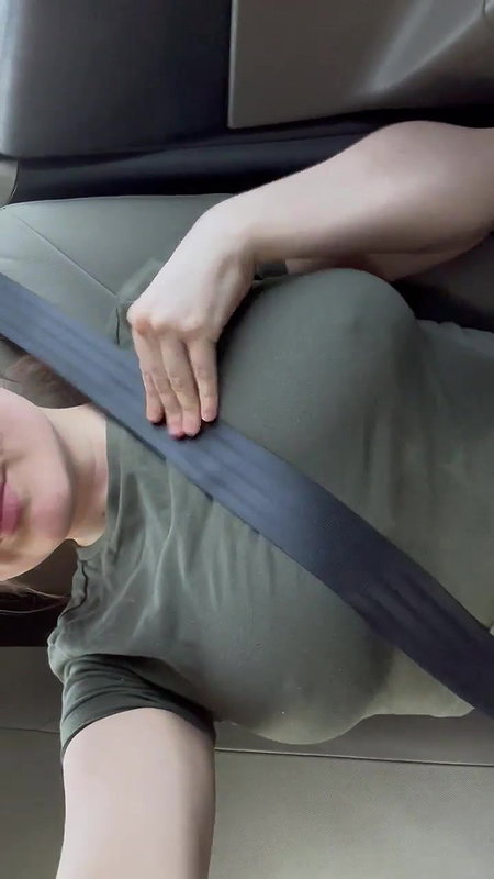 DANNA HOT EN UN LUGAR PUBLICO CHUPANDO DOS VERGAS_5e02b8b5