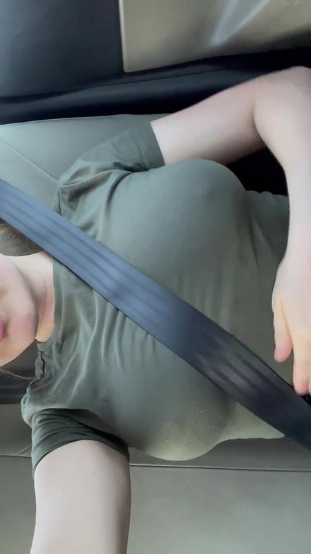 DANNA HOT EN UN LUGAR PUBLICO CHUPANDO DOS VERGAS_5e02b8b5