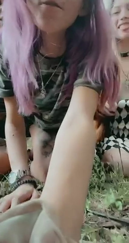 Innocent Japanese girls pee in a public restroom_ea923106