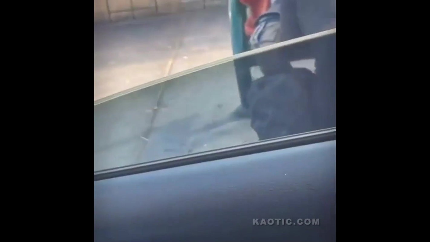 Japanese hottie pissing in public_5b36e2cc