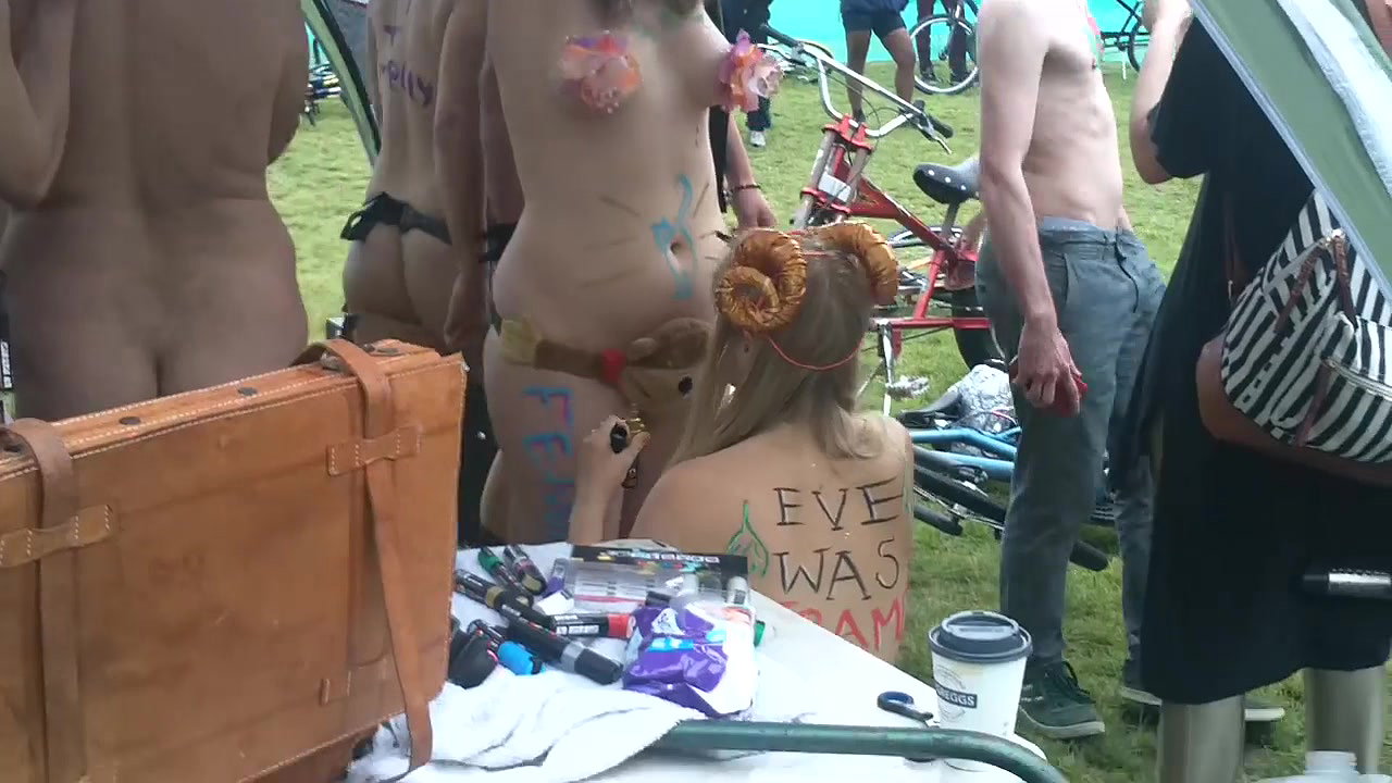 Kinky Wife Gets Pissed On And Fucked In a Public Toilet_84c6c203