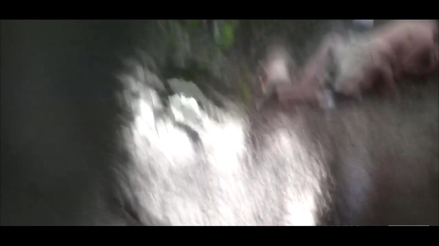 Milf pees in public almost gets caught several times_5b3ca674