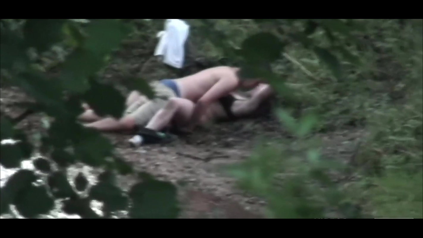 Milf pees in public almost gets caught several times_5b3ca674