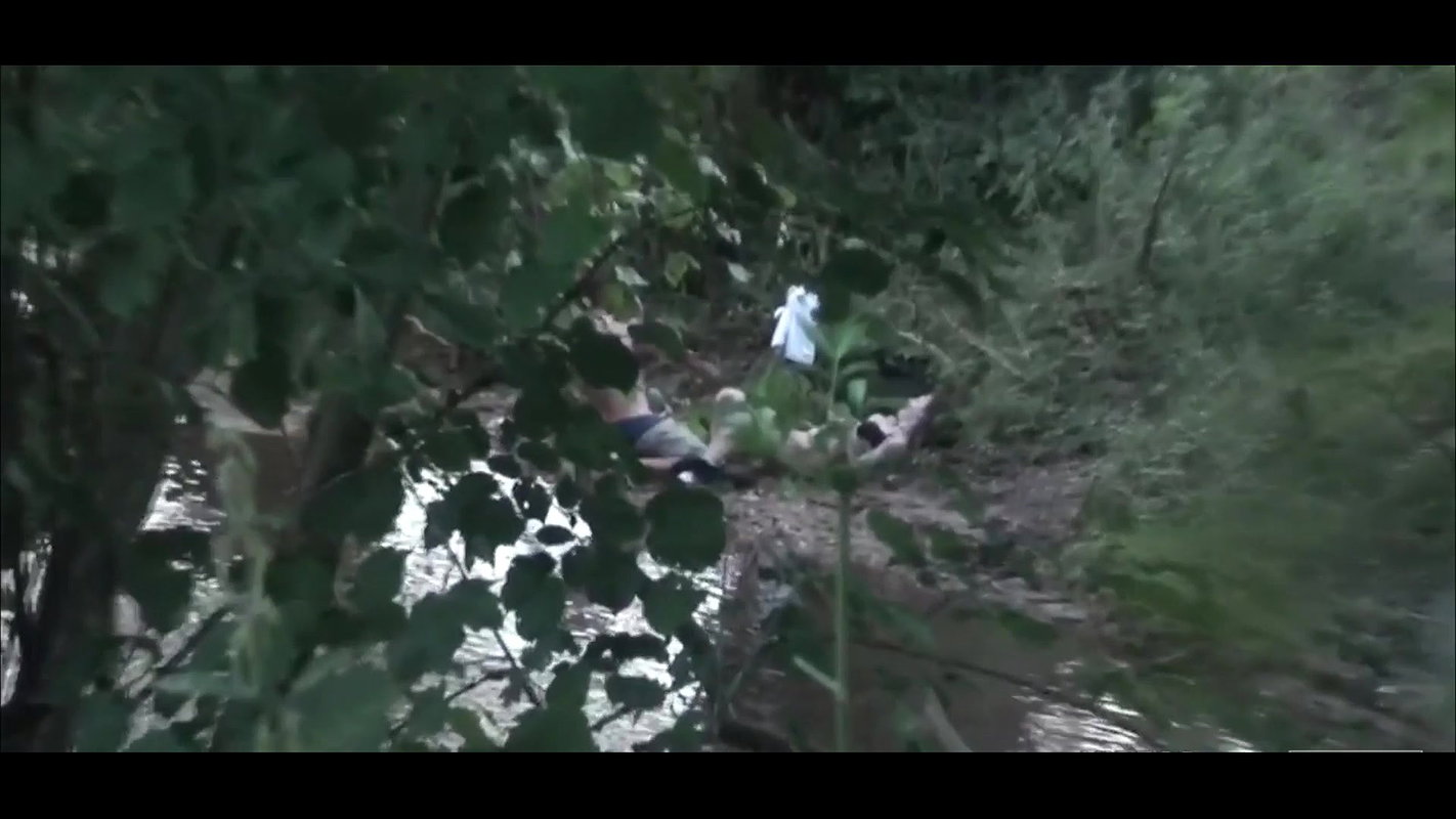 Milf pees in public almost gets caught several times_5b3ca674