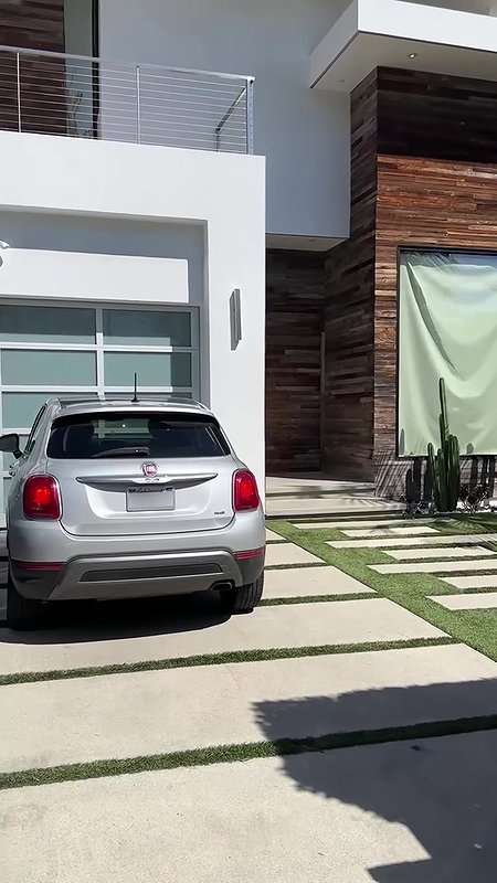 Miyashita loves to be publicly toy stuffed by her man_0921bbe2