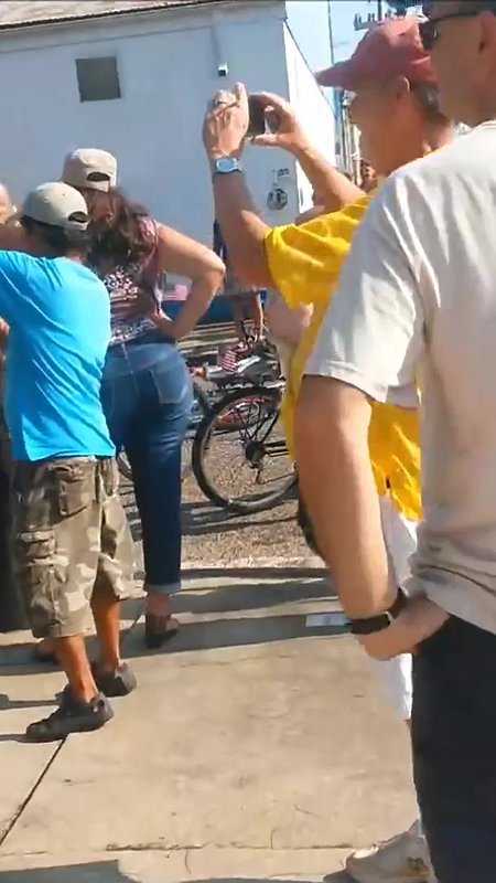 Old man euro teen public She is so fantastic in this short skirt_6a372383