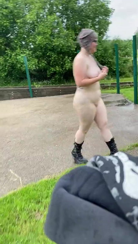 Peeing standing in public toilet_1588e878