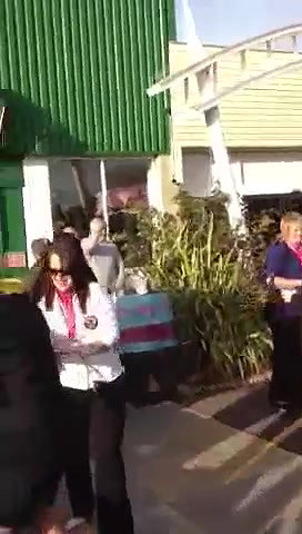 Playing with my pussy in public I hope I dont get caught_9198bd41