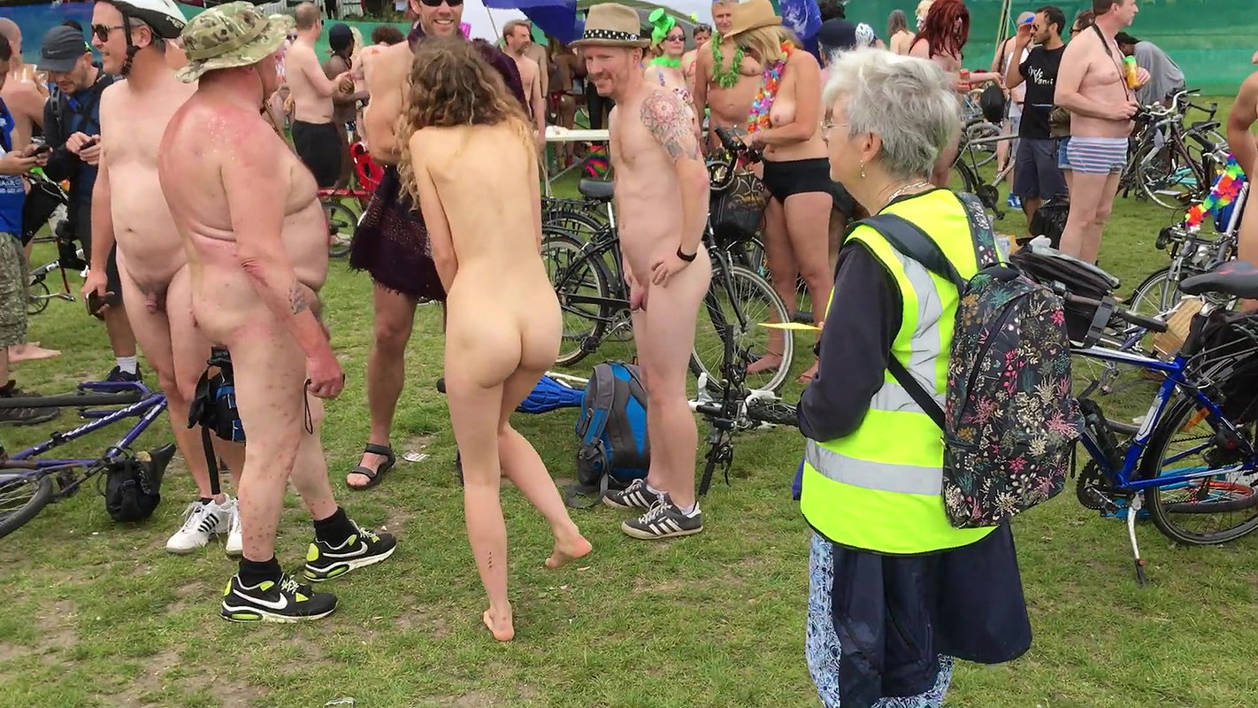 Public Butt Plug Clit Enlargement In the Locker Room_6fc13242