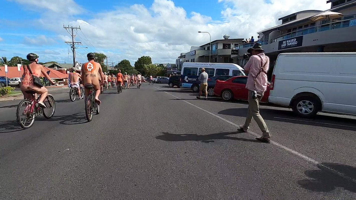 Public dare – flashing testicles with stretchers_5b775f06