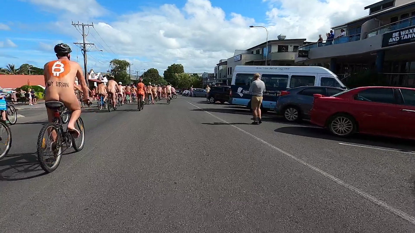 Public dare – flashing testicles with stretchers_5b775f06