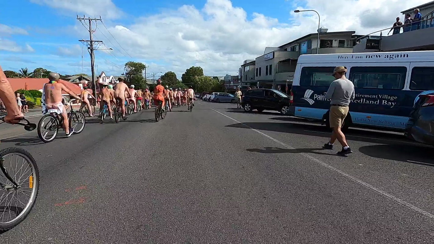 Public dare – flashing testicles with stretchers_5b775f06