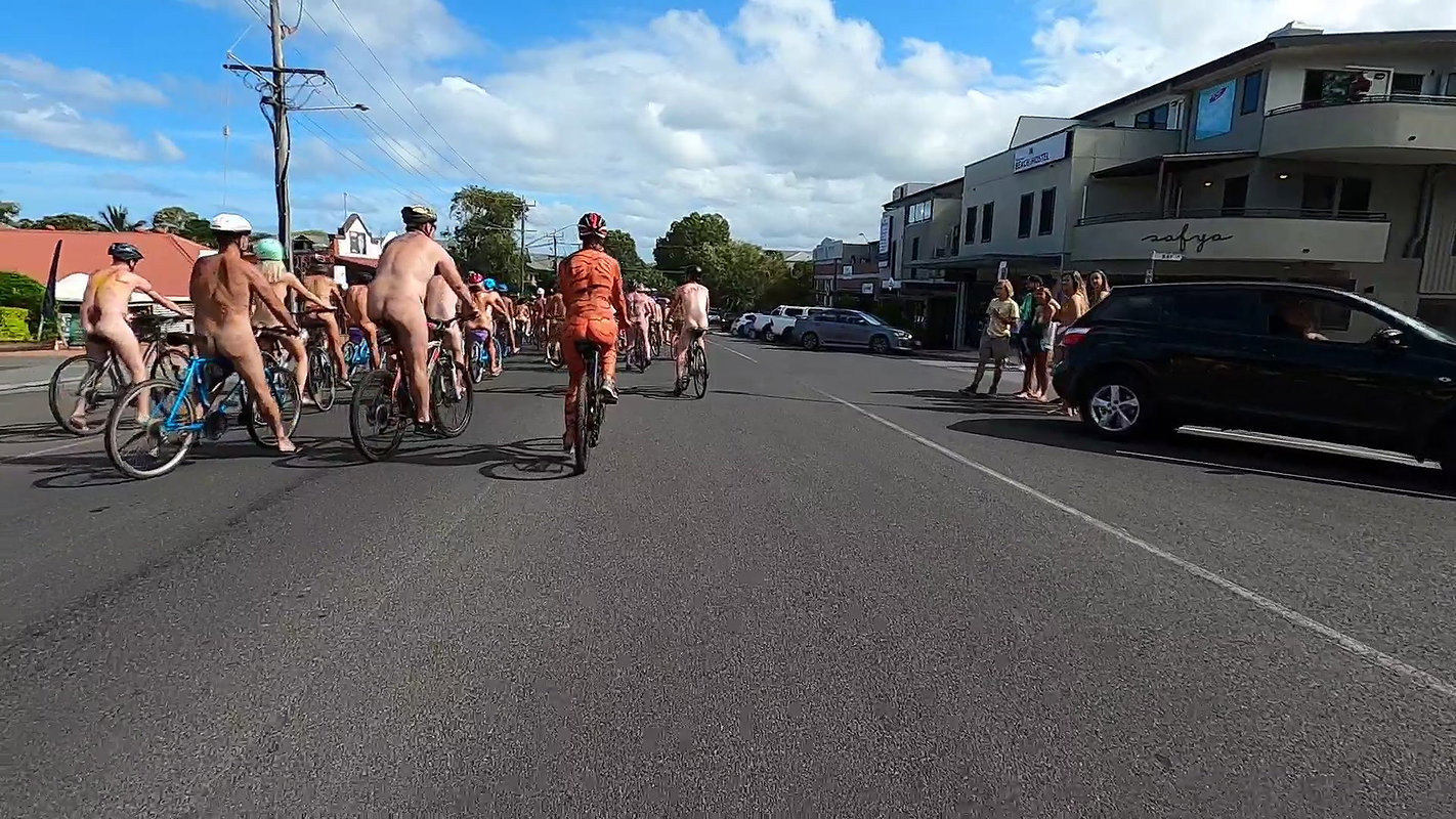 Public dare – flashing testicles with stretchers_5b775f06