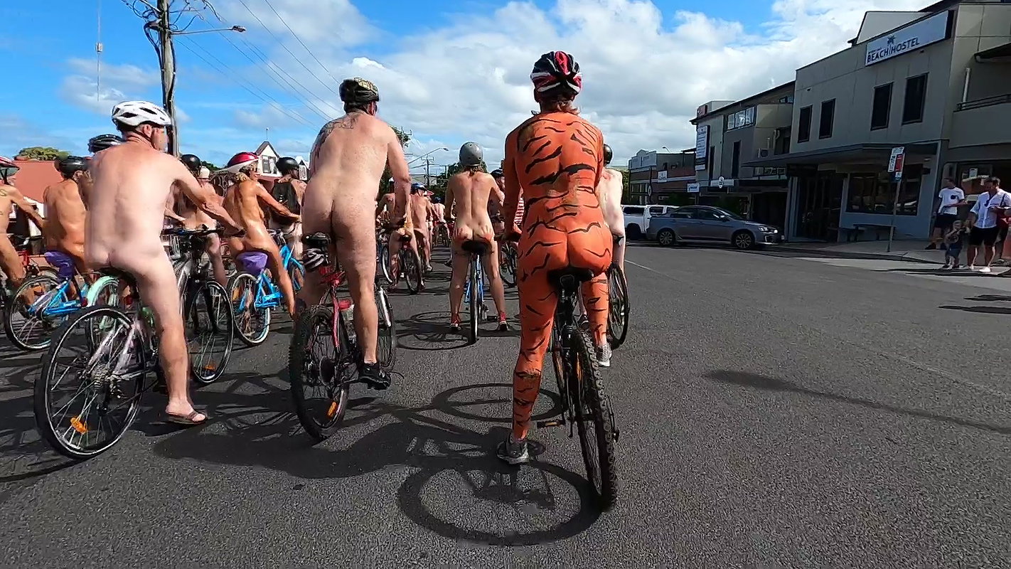 Public dare – flashing testicles with stretchers_5b775f06