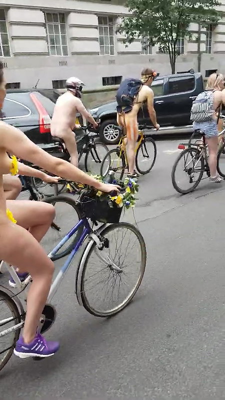 PUBLIC NAKED RUNNING TRAINING AND FLASHING HAIRY PUSSY OUTDOORS_631afeeb