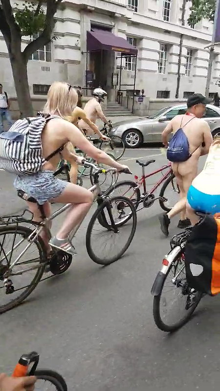 PUBLIC NAKED RUNNING TRAINING AND FLASHING HAIRY PUSSY OUTDOORS_631afeeb