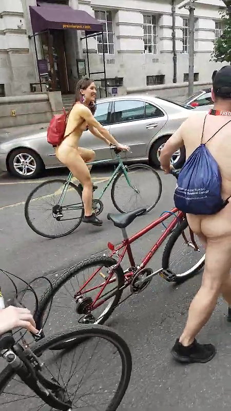 PUBLIC NAKED RUNNING TRAINING AND FLASHING HAIRY PUSSY OUTDOORS_631afeeb