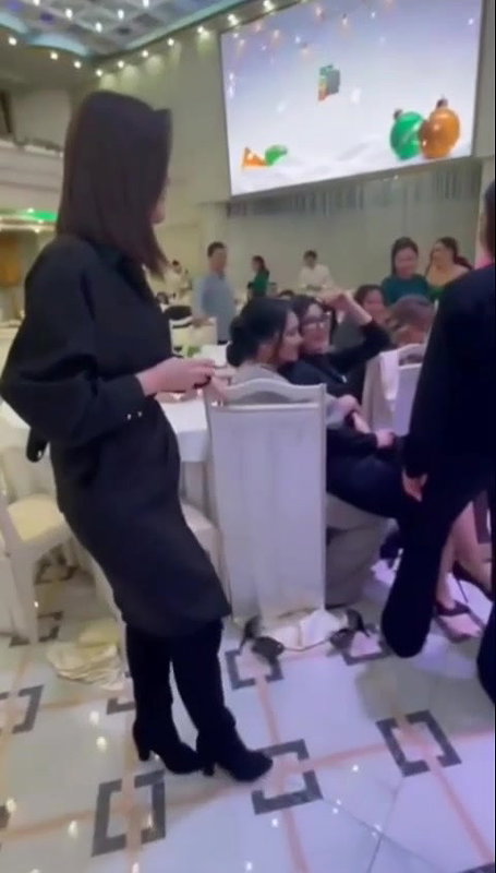 RISKY SEX IN PUBLIC WITH A SKINNY PETITE WITH TIGHT PUSSY IN THE POOL_fdde9216