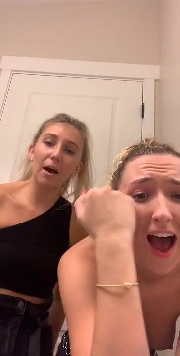 Sexo oral no banheiro publico – Alice Chilena_d595be25