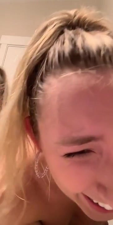 Sexo oral no banheiro publico – Alice Chilena_d595be25