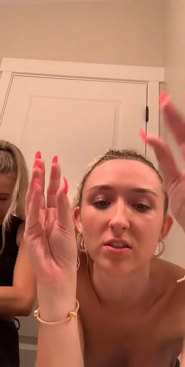 Sexo oral no banheiro publico – Alice Chilena_d595be25