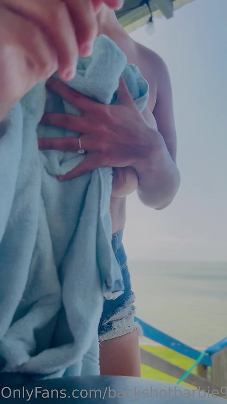 Slut shows her holes at a public pool_e3edde2a