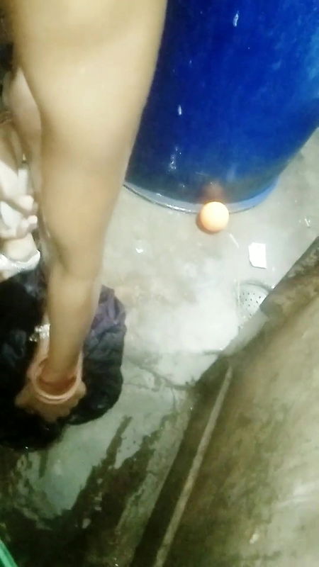 Neha bhabi hot water se nahite hue.