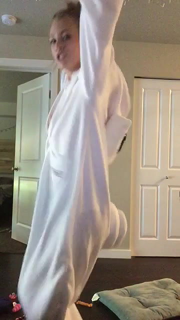 Teen Night time public piss_19f647a5