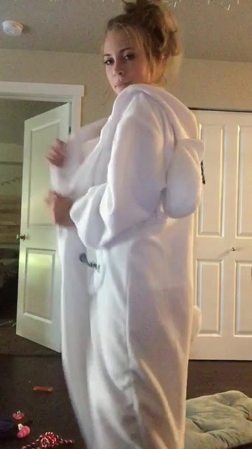 Teen Night time public piss_19f647a5