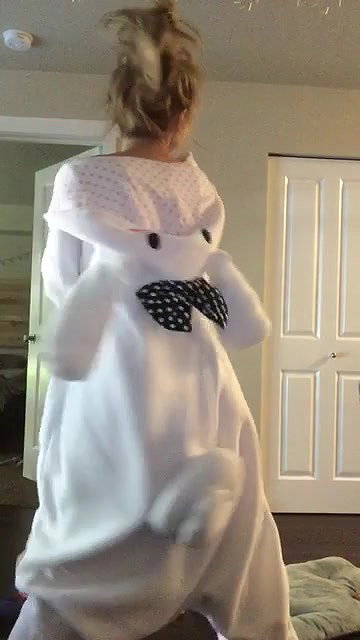 Teen Night time public piss_19f647a5