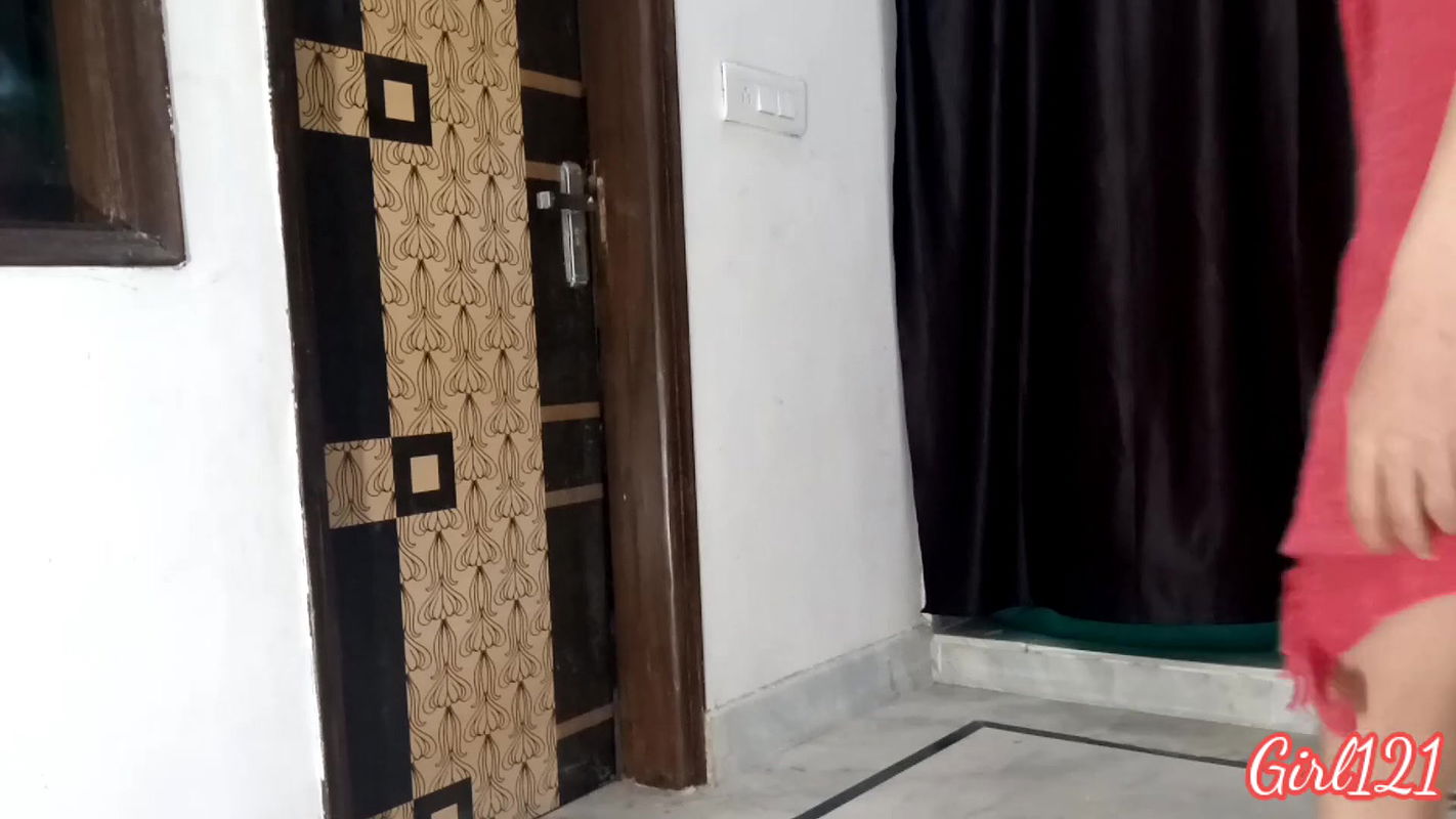 NRI bhabhi seducing courior boy in periods.