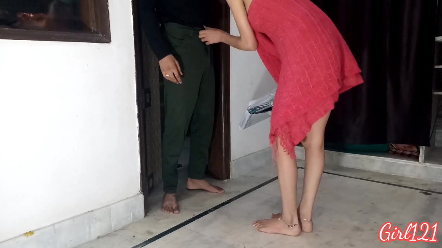 NRI bhabhi seducing courior boy in periods.