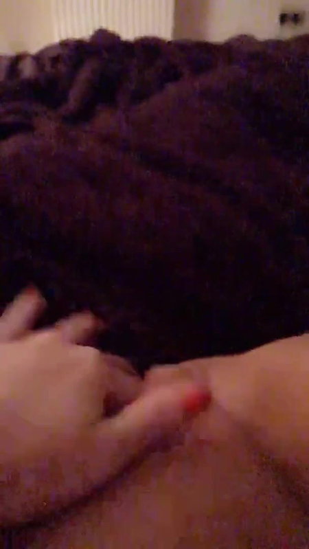 amateur girl selfie rubbing clit and squirting