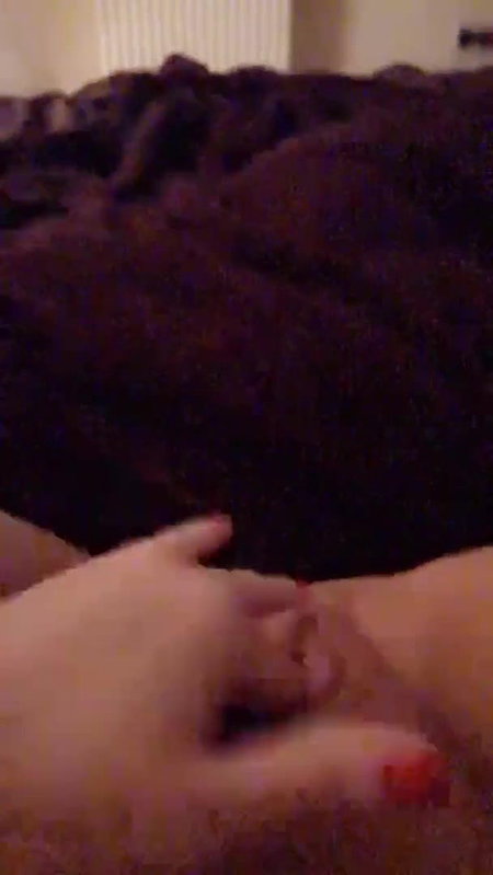 amateur girl selfie rubbing clit and squirting