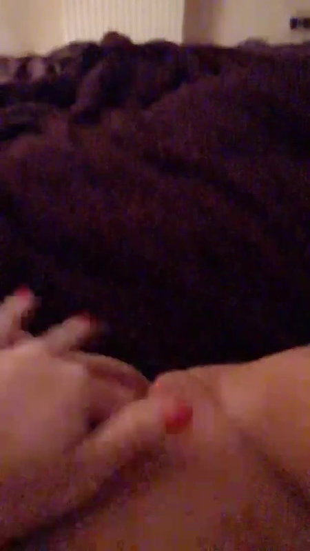amateur girl selfie rubbing clit and squirting