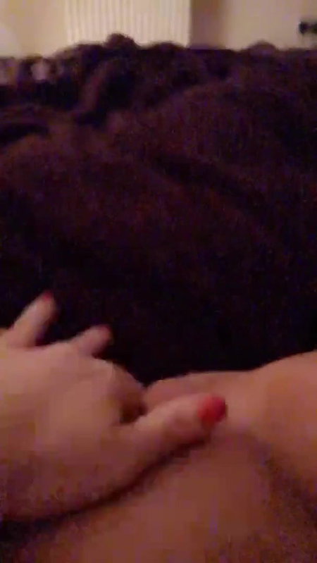 amateur girl selfie rubbing clit and squirting