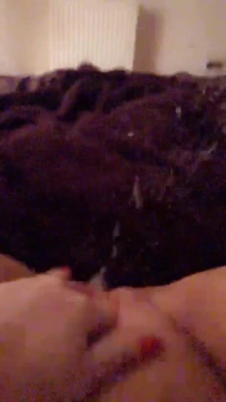 amateur girl selfie rubbing clit and squirting