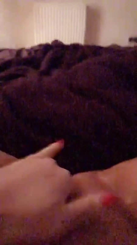 amateur girl selfie rubbing clit and squirting