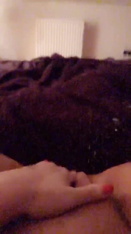 amateur girl selfie rubbing clit and squirting