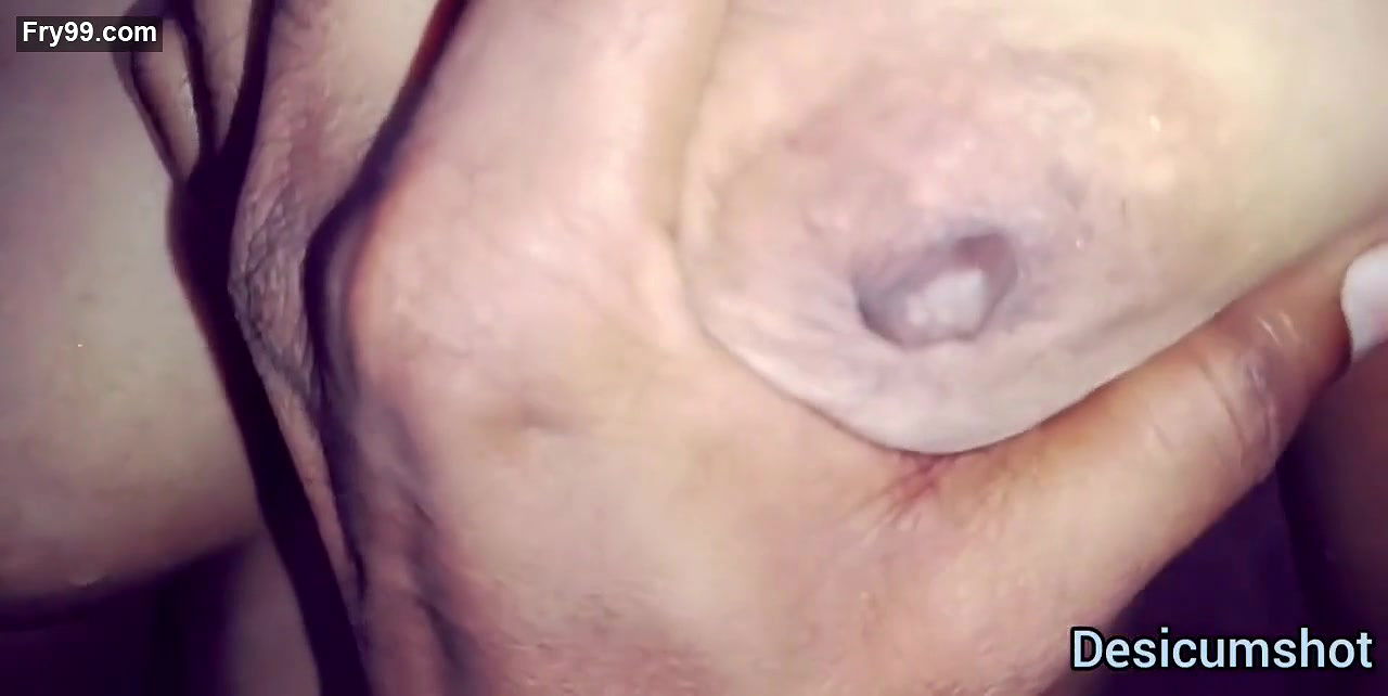 Padosi ladki ki chuchiyon ko main apne hathon se daba kar maze liye.