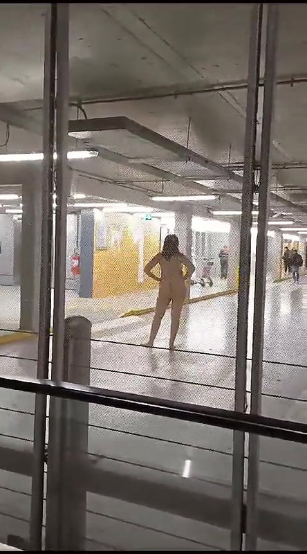 Crazy_Woman_Naked_at_Chilean_Airport